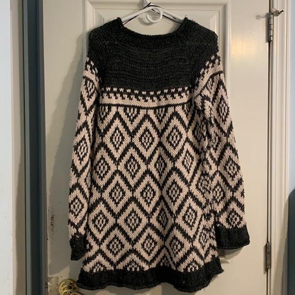 Woman’s Kismet Sweater - Picture 2 of 10